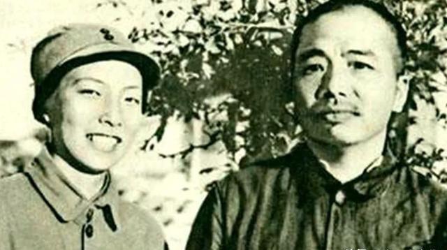 1978年，两名军人怀抱黑色提包登上一架客机，中途机组人员询问：你们没有护送彭德