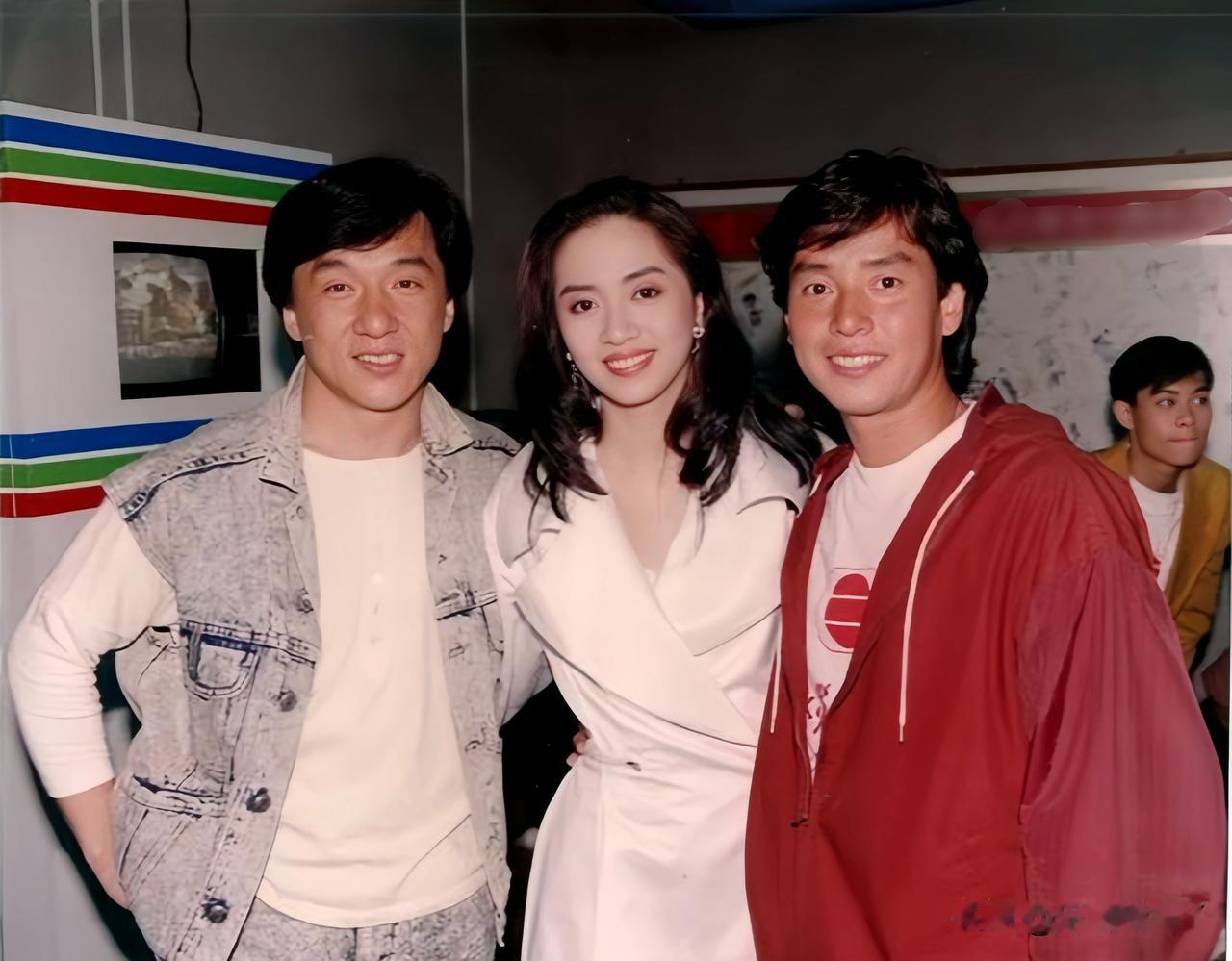 一九八八年，香港，成龙与梅艳芳和谭咏麟年轻时的合影。此时成龙三十四岁，英武有型。