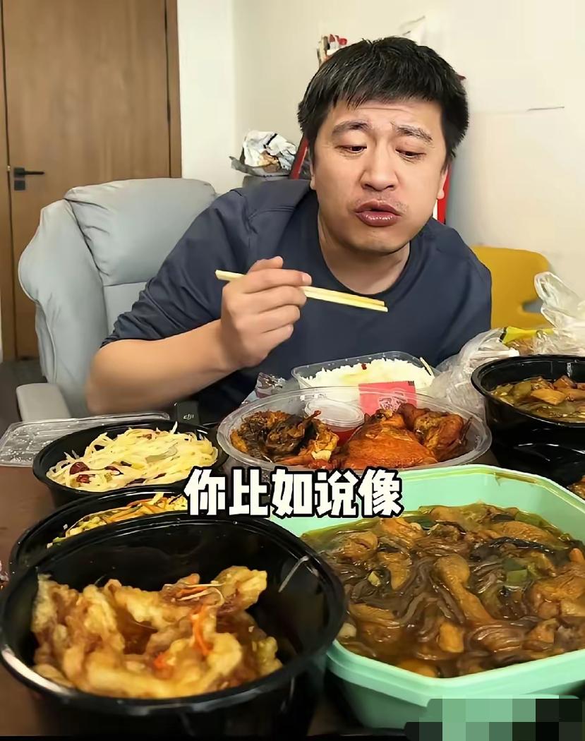 这是张雪峰老师中午出镜吃午饭的画面，一碗米饭六碗菜，重油！长期吃高油高盐外