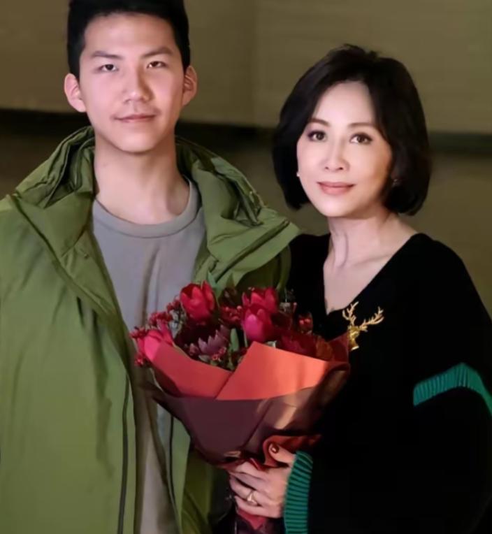 身家十亿的刘嘉玲把千万豪宅过户给干儿子康康，本以为事情能够圆满收场，没想到康康转