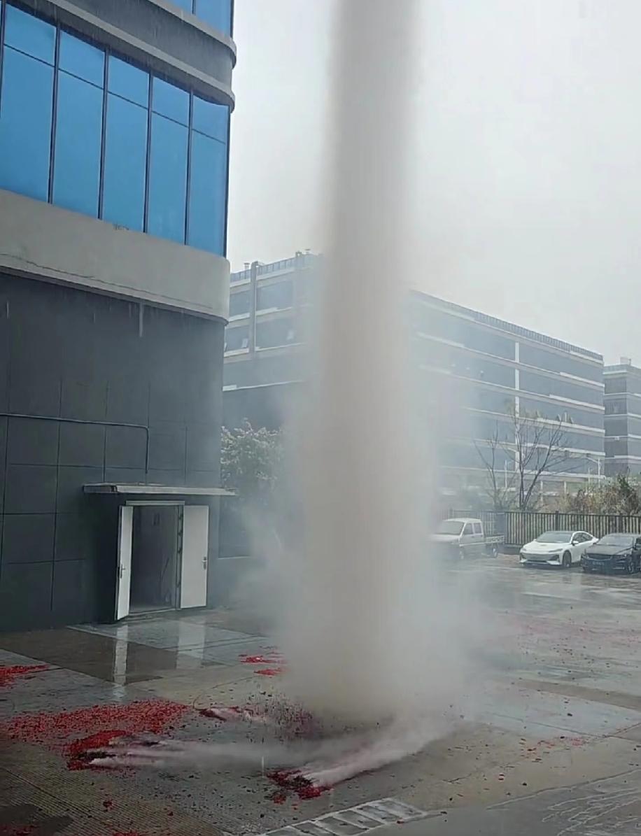 广东佛山一家企业开工放鞭炮，竟炸出了类似龙卷风的旋风，不到两分半就拔地而起，卷着