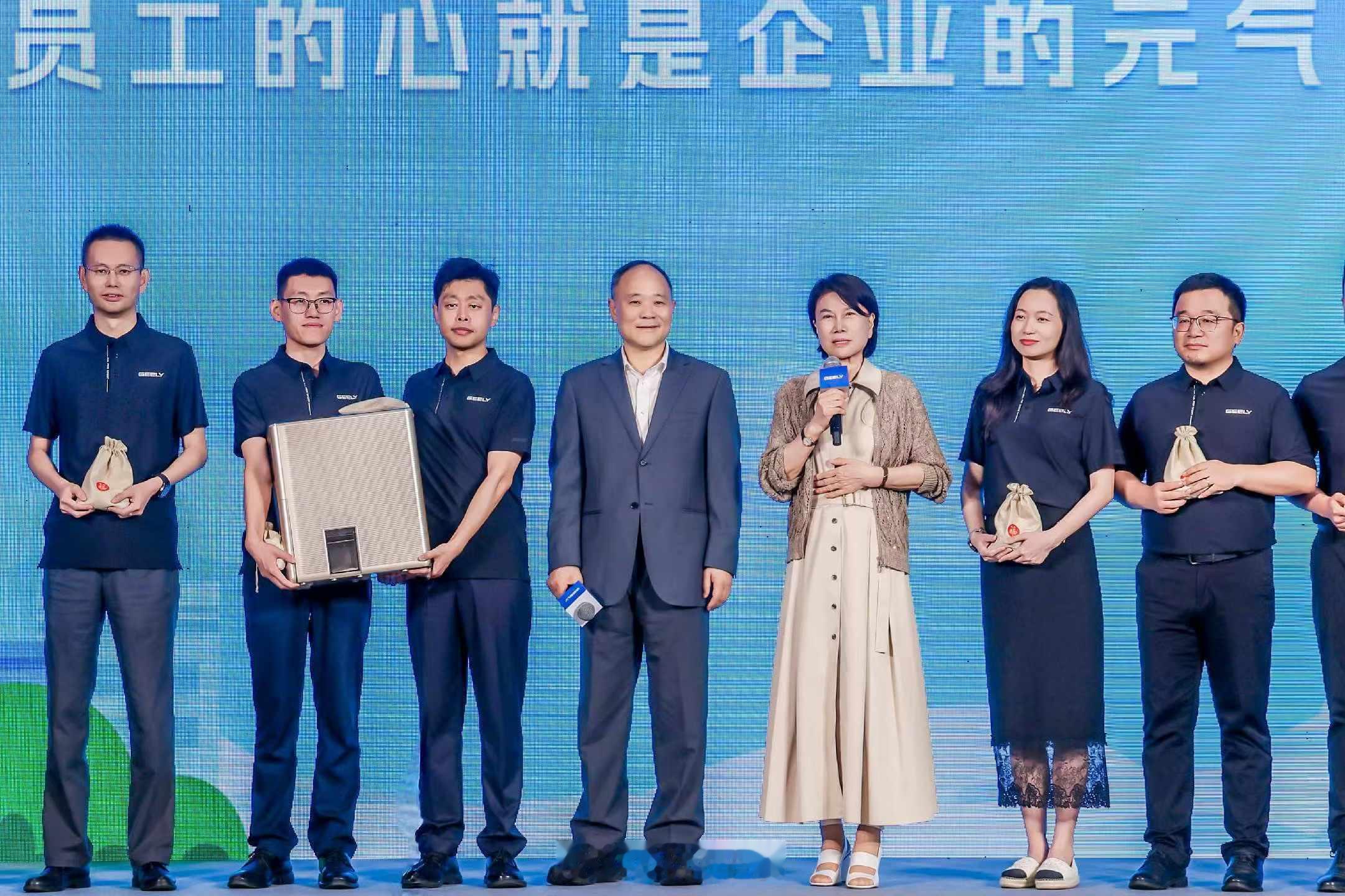 7月3日，吉利控股集团与格力电器正式签署战略合作框架协议。格力电器董事长董明珠一