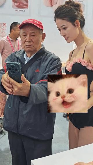 大爷在车展现场用手机拍摄美女车模。由于他不会运用拍摄技巧，所以拍出来的画面质量