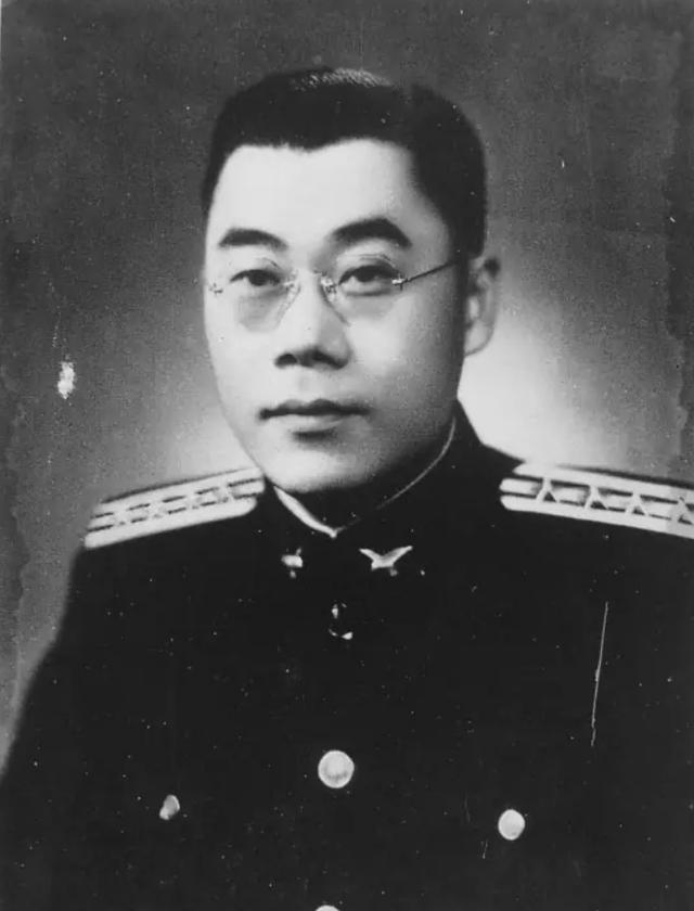 1948年11月，宣铁吾被免去淞沪警备司令。大特务唐纵、毛人凤趁机发难，威胁失去