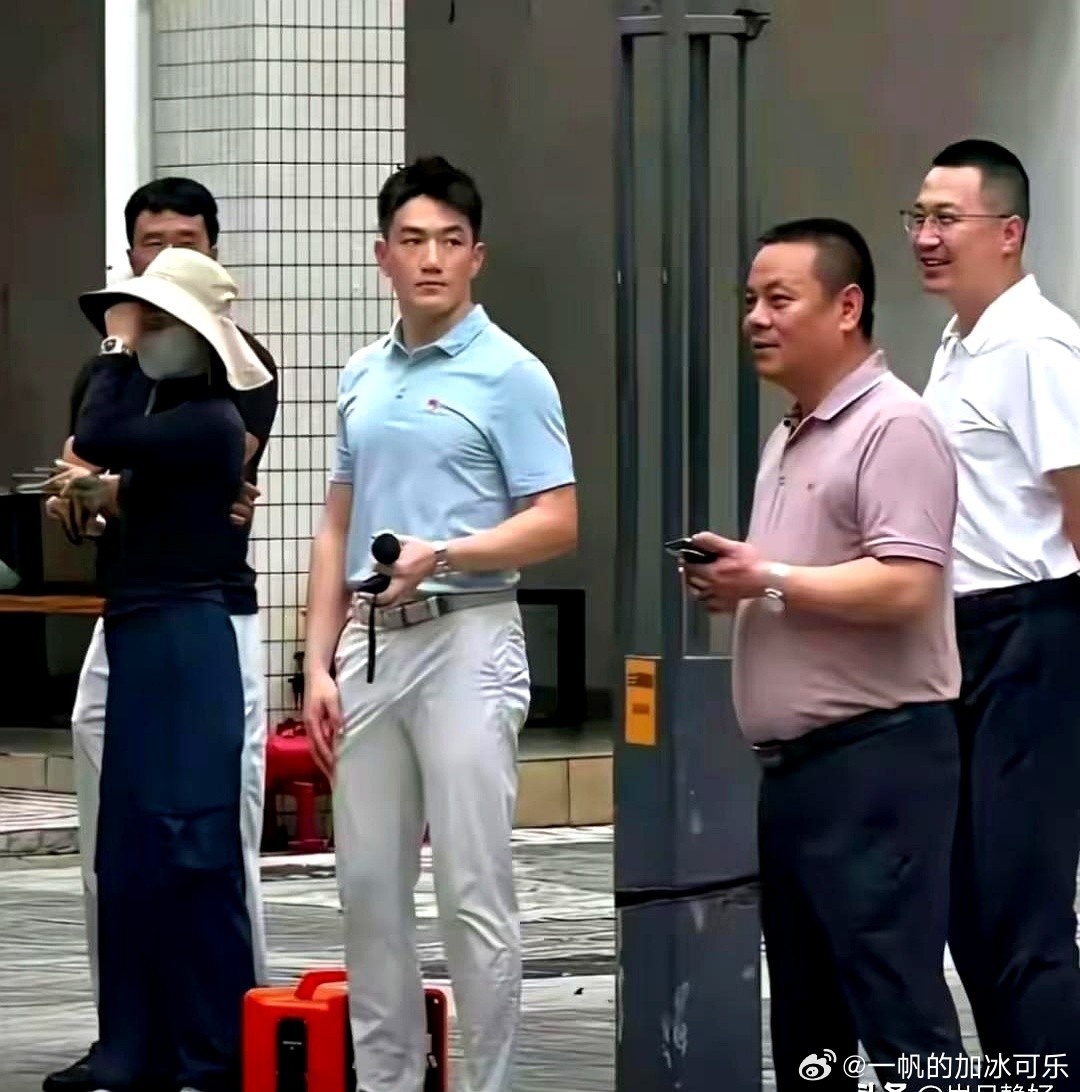 38岁的张馨予，下班被路人抓拍，生图冲上热搜，大家讨论的不是胖瘦，而是那种舒展松