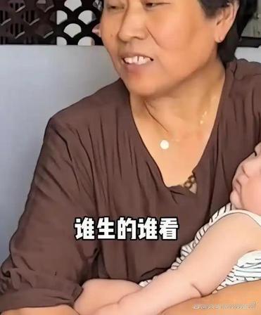 河北一位退休婆婆坚决不肯帮儿媳带刚出生的龙凤胎，直接让儿子转告儿媳：谁生的谁带，