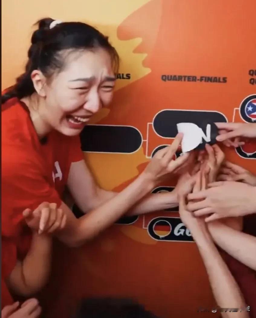 略微搞笑，我们女篮姑娘差点把自己晋级了四强。女篮世界杯八强，我们来了！这是韩
