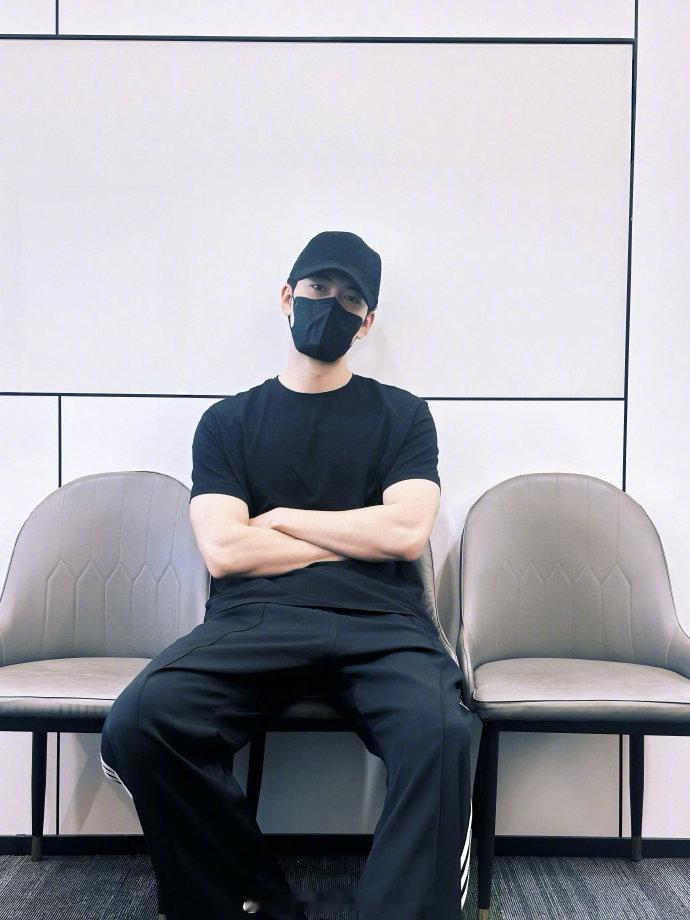 陈星旭都选B 选座这事可是让你玩明白了，想听八卦就选B。但是就是想和姐妹在帅哥胸