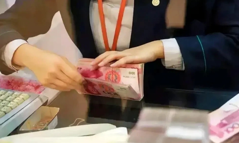 广东乐昌，一女子来到银行打算存21500元，可在办完业务回家后，她却发现手中存折