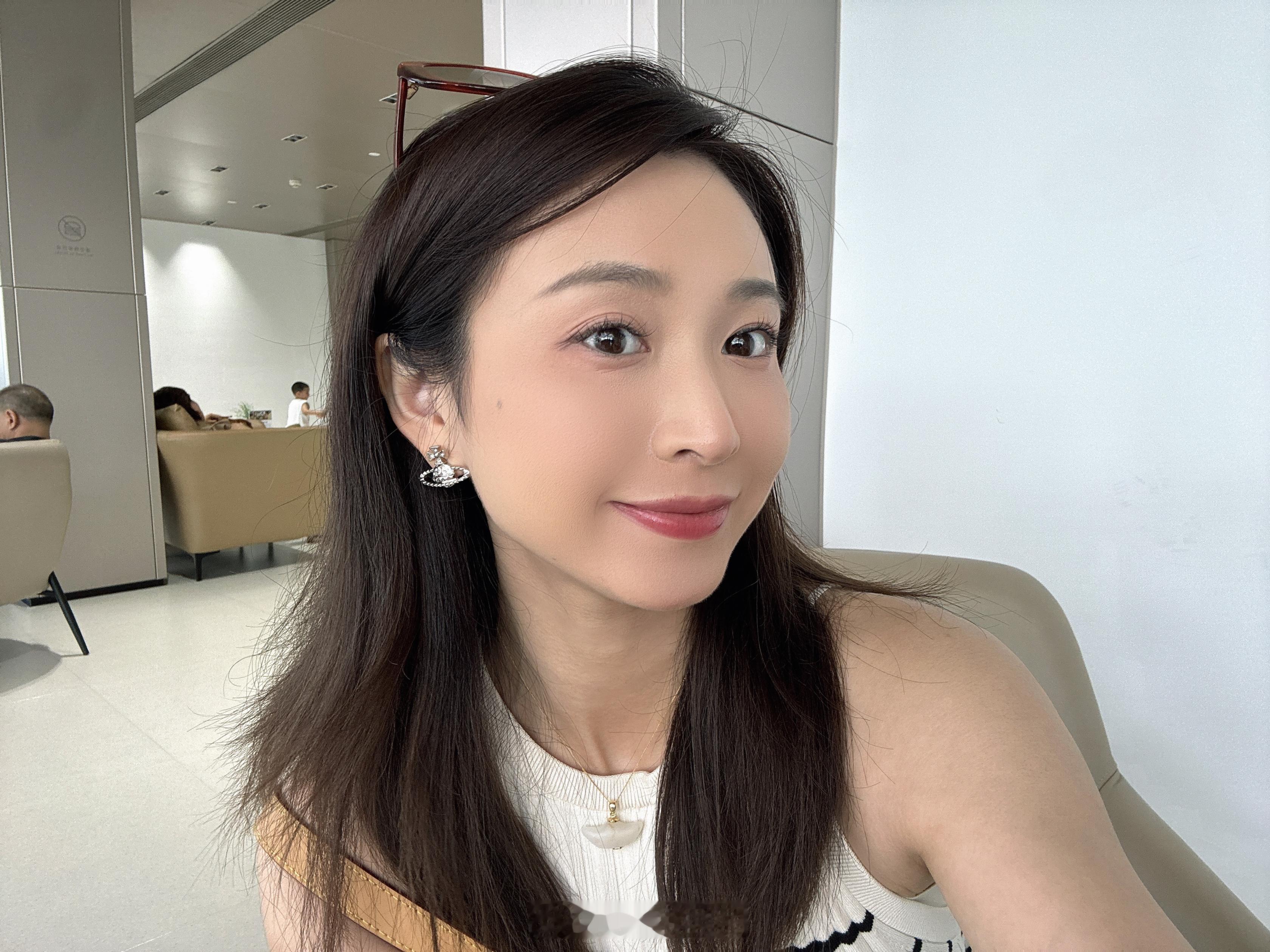来鸿蒙大酒店修车了，有没有粉丝要来的，请你们喝咖啡，随便喝！​​​