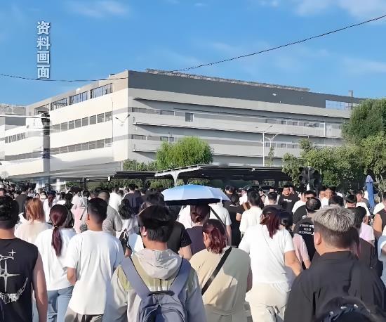 富士康回应紧急招工：入职3个月返7800元！据红星新闻消息，郑州富士康A事业群HR称：目前郑州富士康