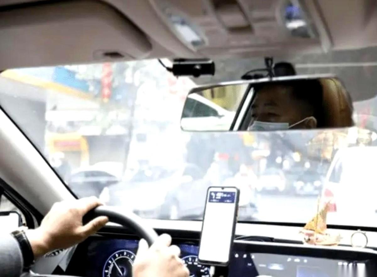 眼瞅着就要错过出口了，四环上堵得跟停车场似的。我心说完了，这得绕到猴年马月去。