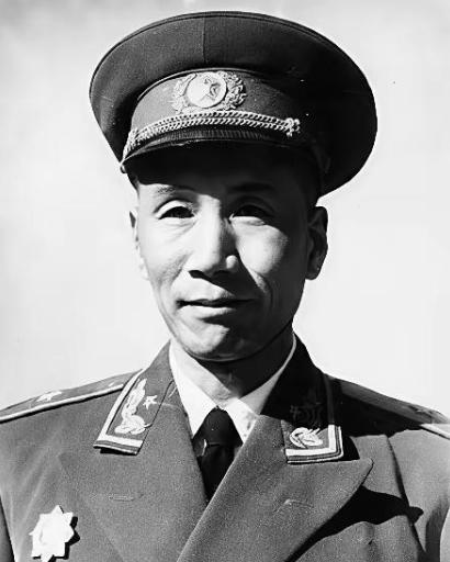 1941年，一名国民党部队的团长拽着山炮营投奔新四军，受了致命重伤眼看不行，被张