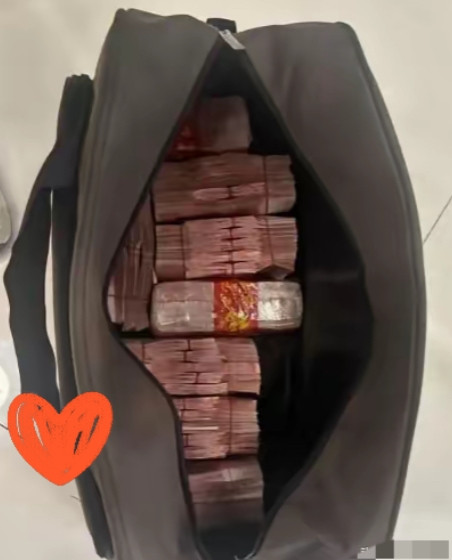 “活该她发财！”近日浙江一夫妻给顾客洗完车后，捡到一个装有40万现金的手提包，吓