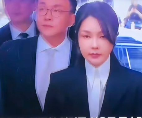 金建希被曝出有个秘密安全屋，而她每当心情不好，就去安全屋那里发泄。据韩国媒体报道