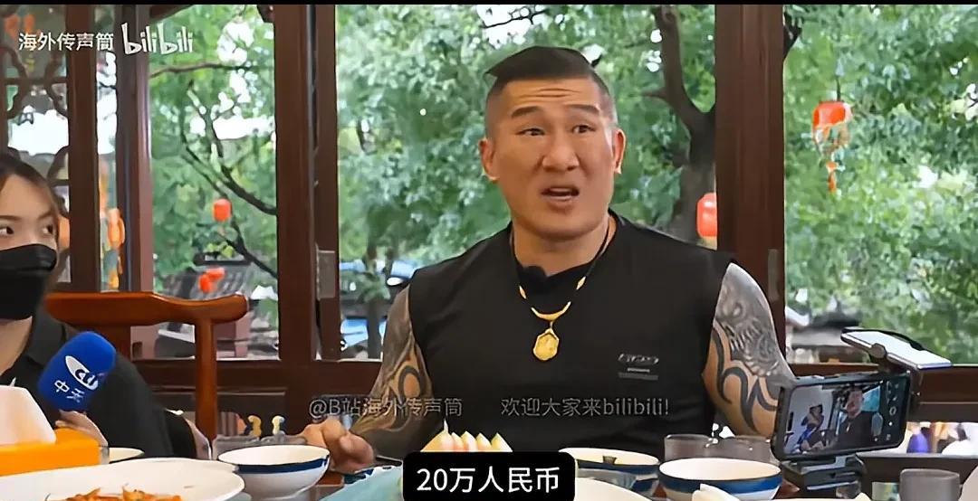 台湾网红馆长大陆行第三天，吃饭的时候聊到汽车行业，询问特斯拉大陆多少钱一辆，当得