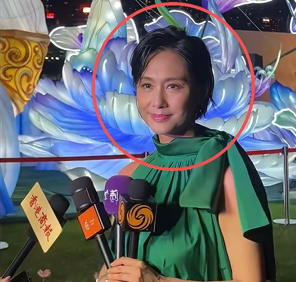 说句大实话吧感觉朱茵的美貌一直被高估了都说她的美貌在娱乐圈是有一席之地的，其