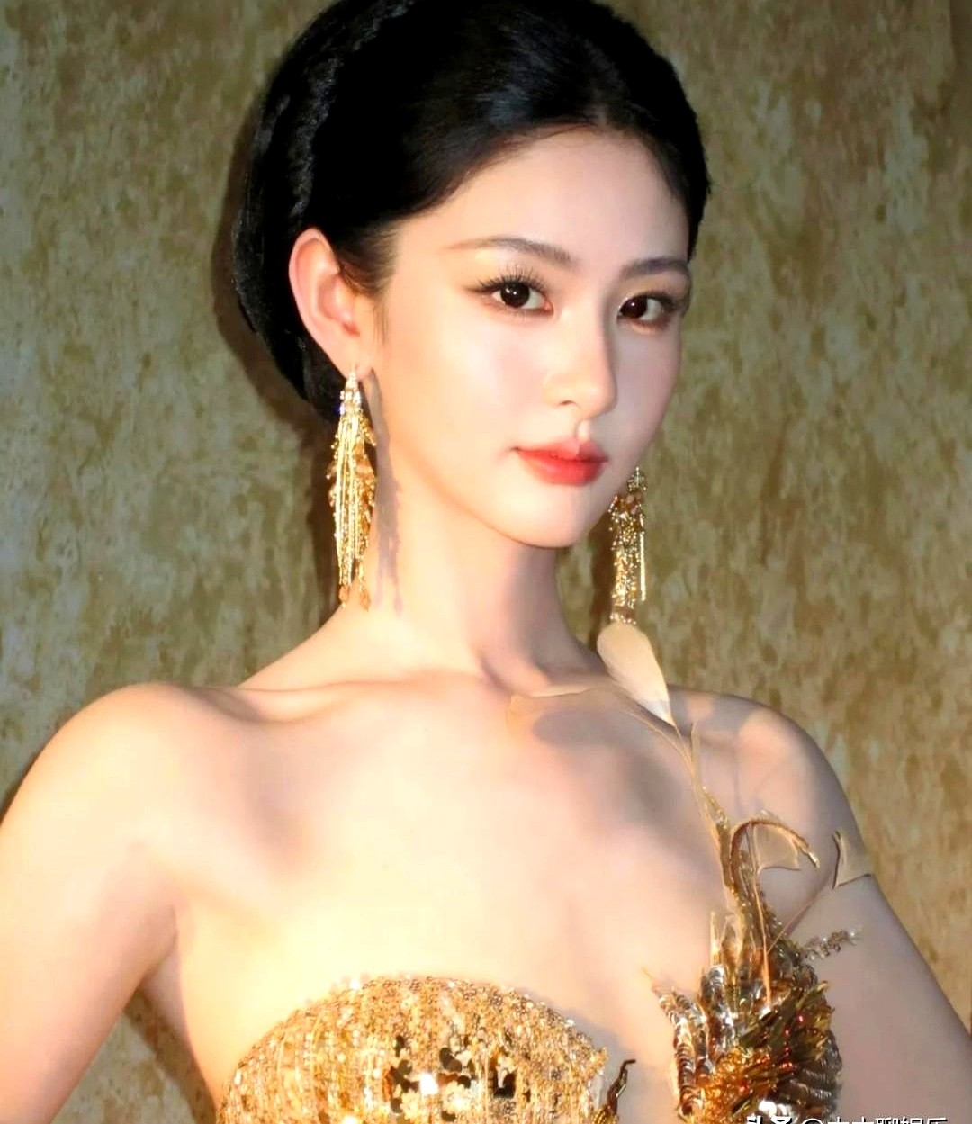赵晴这次出场，硬生生把红毯走成了个人翻身仗。镜头推近，下颌线利落分明。以前那个总被指指点点的小姑娘不