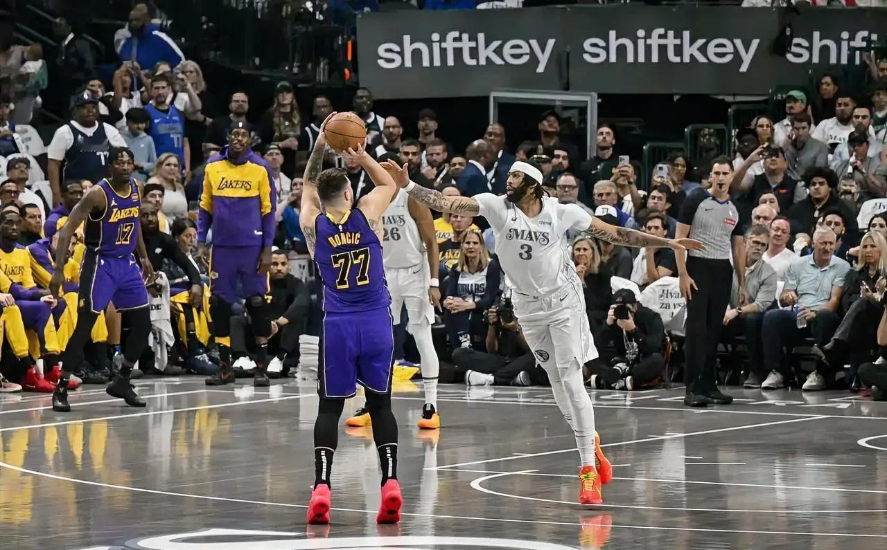 浓眉不可能再回湖人了浓眉因为伤病问题从四号线改打五号位，就算他现在跟东契奇搭配