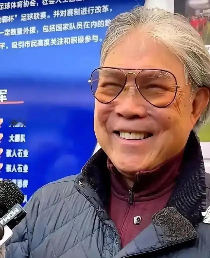 霍震霆回乡，十元奶茶惊掉下巴！78岁豪门大佬，竟在村口池塘和孙子孙女打水仗。穿