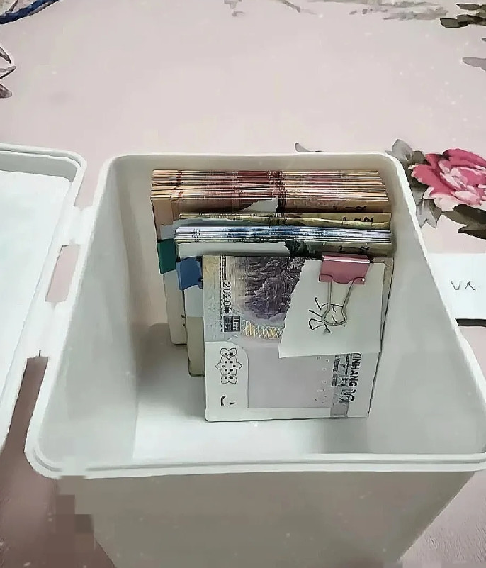 看哭了！青海，高考结束之后，有一名女子在整理女儿行李的时候，发现她跟丈夫给女儿的