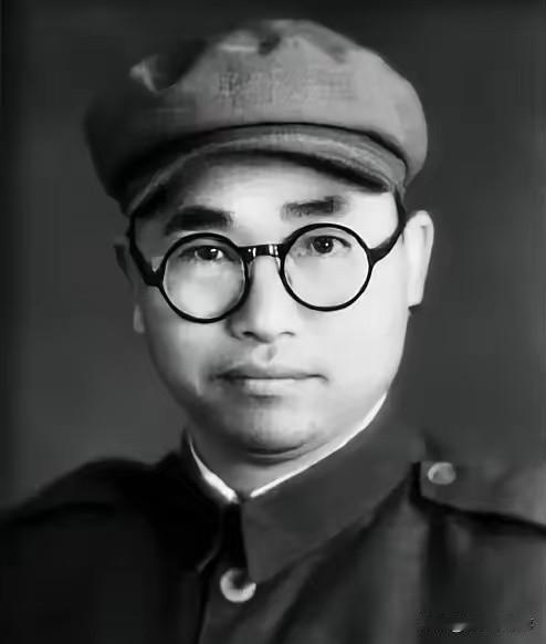 1939年，八路军炮兵团长左叶盛怒之下，突然对着特派员开枪，事后被押到延安受审，
