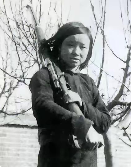 1944年，陈杰英被捕，日军刺了她几刀后，就把她踹进了提前挖好的大坑中。然而，等