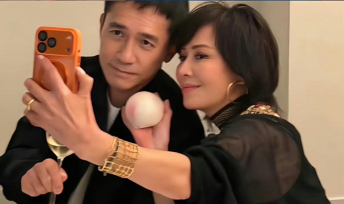 60岁刘嘉玲脸部僵硬被调侃像蔡明，是医美过度？刘嘉玲出席活动时，60岁的她脸