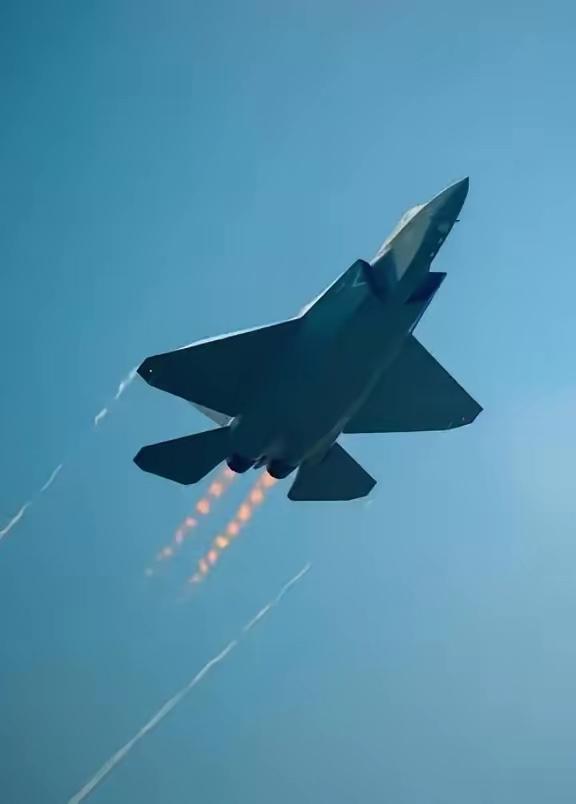 歼20真有弱点？美国专家称四代机可轻松击落，真相究竟如何？