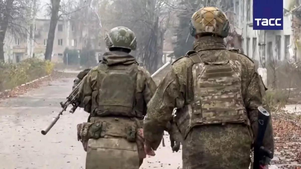 塔斯社报道，当地时间1日，俄罗斯国防部发布视频，宣布俄中部作战集团，已通过艰苦奋