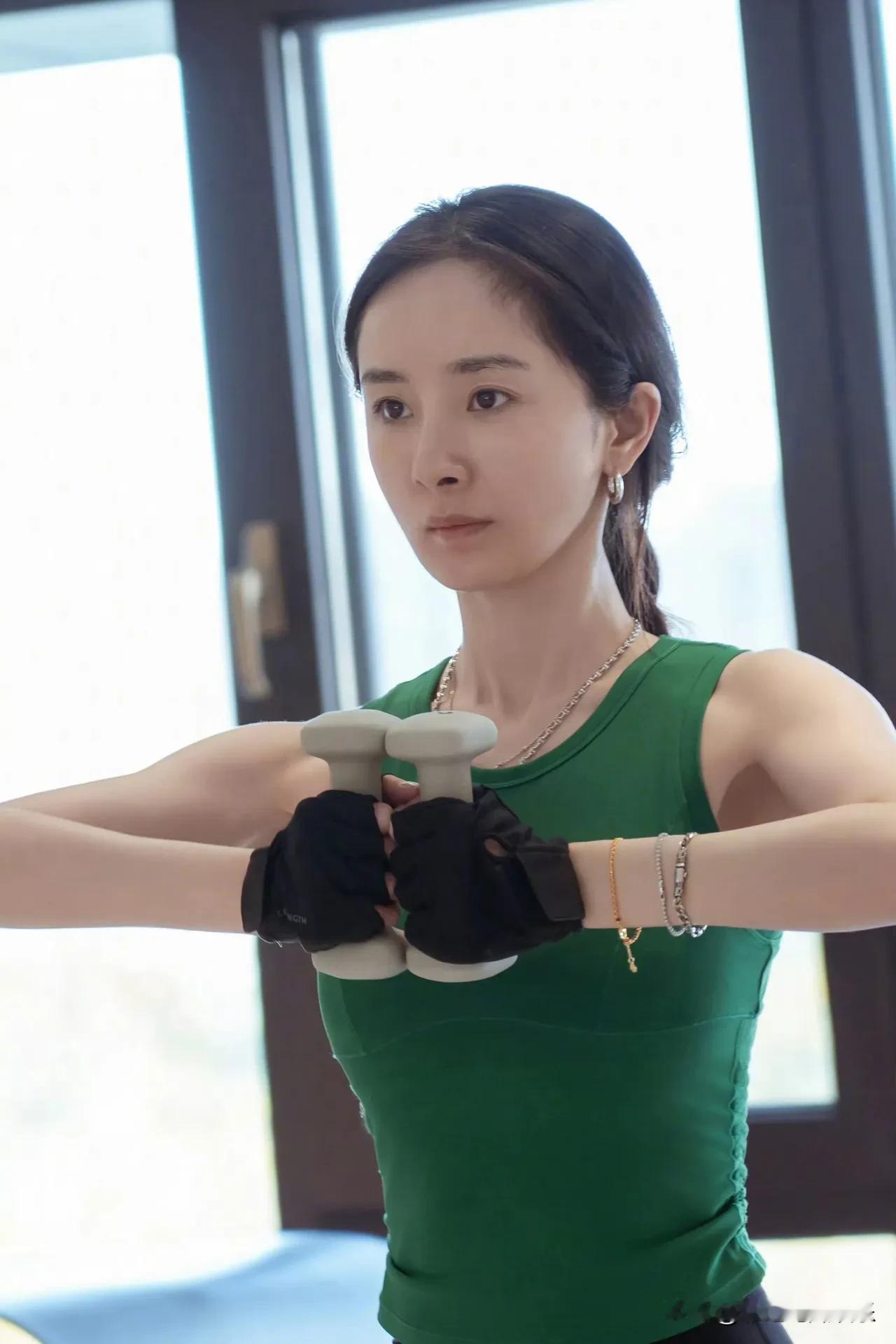 杨幂的素颜居然这么好看，她的身材保持得这么好原来是坚持做力量训练，素颜加上侧马尾