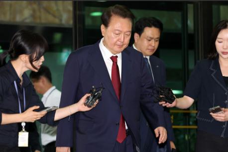 尹锡悦可怜到什么地步了，为了吹空调避暑，每天见律师2次以上。有人说李在明对尹锡悦