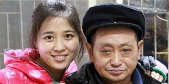 1990年寒冬，36岁重庆光棍捡到弃婴，终身不娶将其养大。女儿学医成才后，他却说