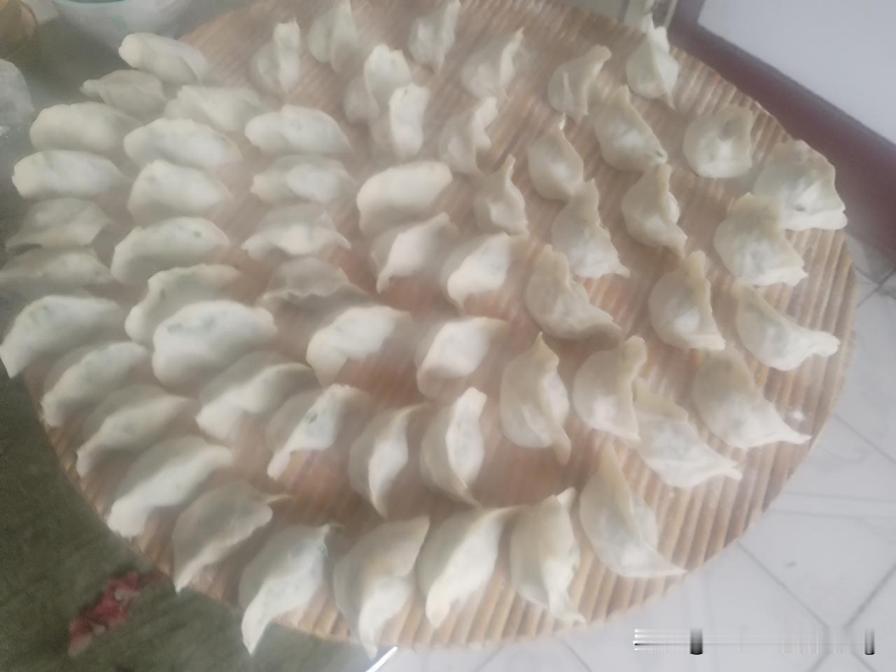 今天下午四点多钟雷阵雨真下了，下雨没有事，看了两小时头条，准备用自己种韭菜包韭菜