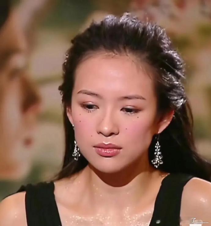 20年前时尚独特，章子怡化妆超亮眼！脸上身上皆扑闪粉，露肤之处无一遗漏，那曾是潮