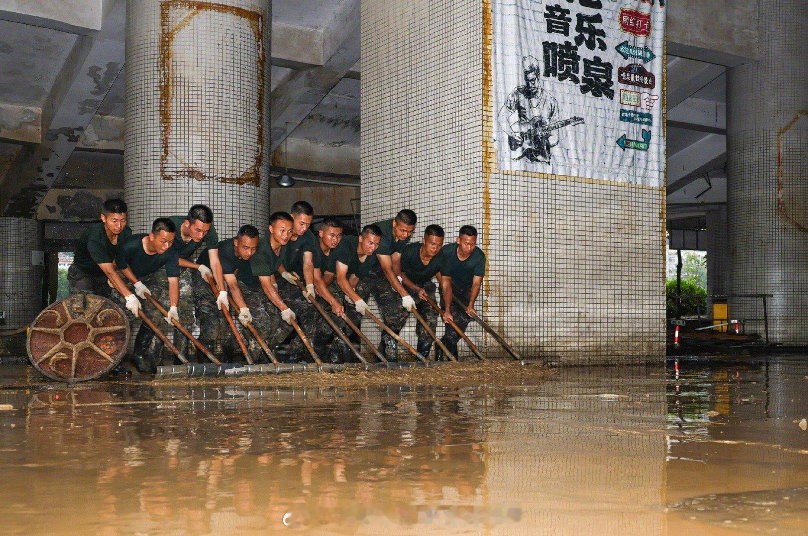 【武警官兵清淤的身影令人动容】受柳江2026年第1号洪水侵袭，广西柳州城区部分区