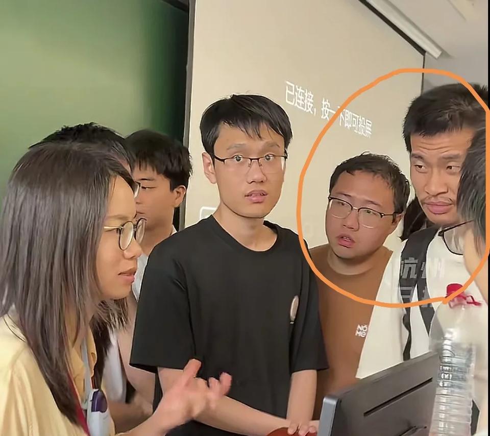 韦神韦韦东奕这次是格外用心了。别看他平时不搭理那些想跟他合影的人，甚至从人群旁边