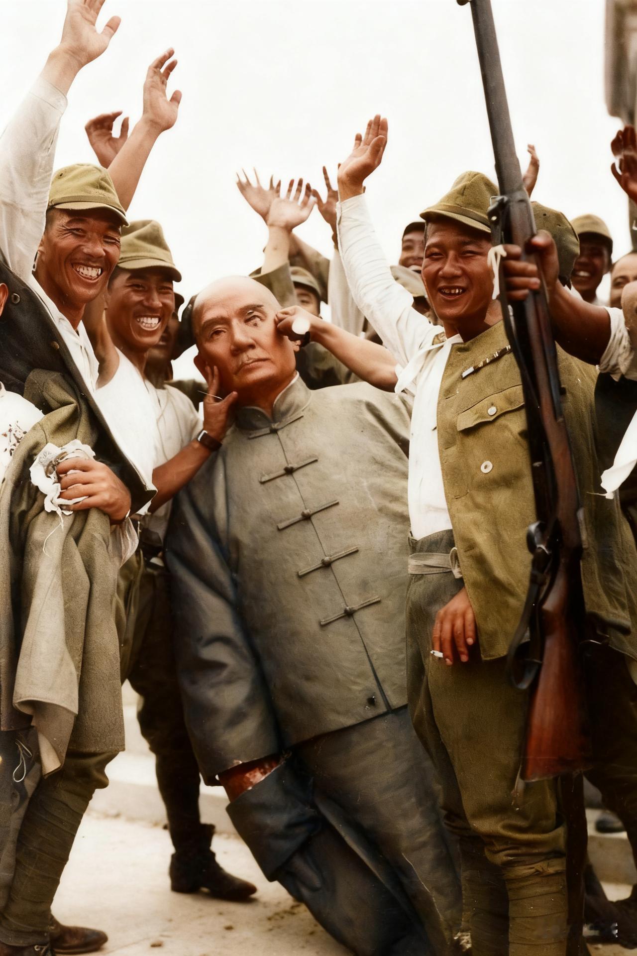 照片定格了1937年上海沦陷后，日本侵略者在上海体育学院附近亵渎孙中山先生铜像的