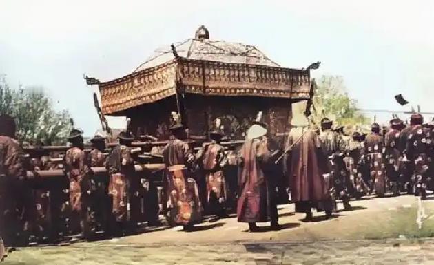 1909年，光绪皇帝出殡当天，动用7920人抬棺，花费白银45万两。光绪之死一直