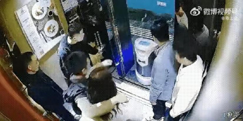 机器人进电梯被一男子踢翻！在梯内众目睽睽的监控之下，人性的一面镜子被无情摔碎