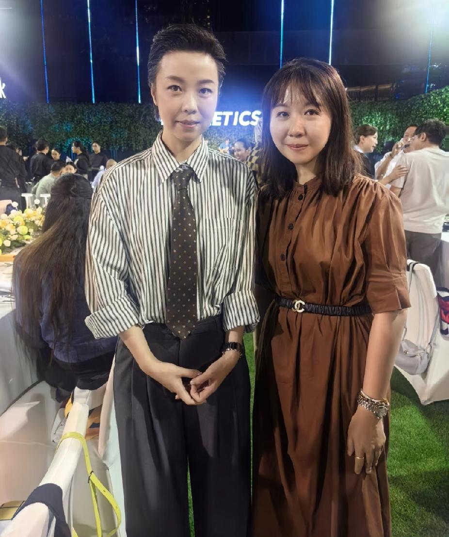 国乒大魔王张怡宁现身澳门晚宴，条纹衬衫+领带造型帅到犯规！好久不见的“大魔