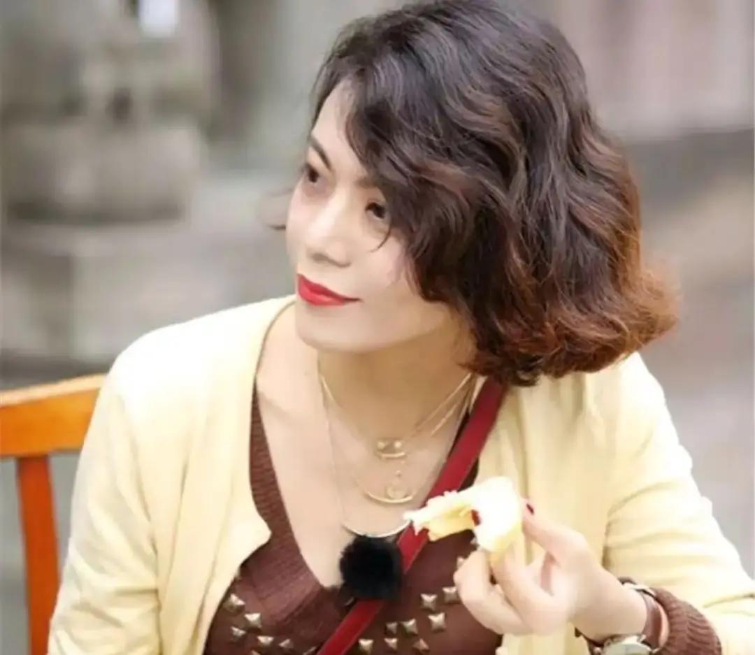 复旦大学陈果曾说：“没有任何一个女人，会在自己喜欢的男人面前表现得很强势。