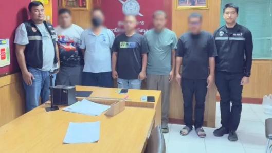 泰国旅游业彻底凉了，曾经的旅游天堂一夜沦为人间地狱！四名身穿警服的人，拿着真枪实
