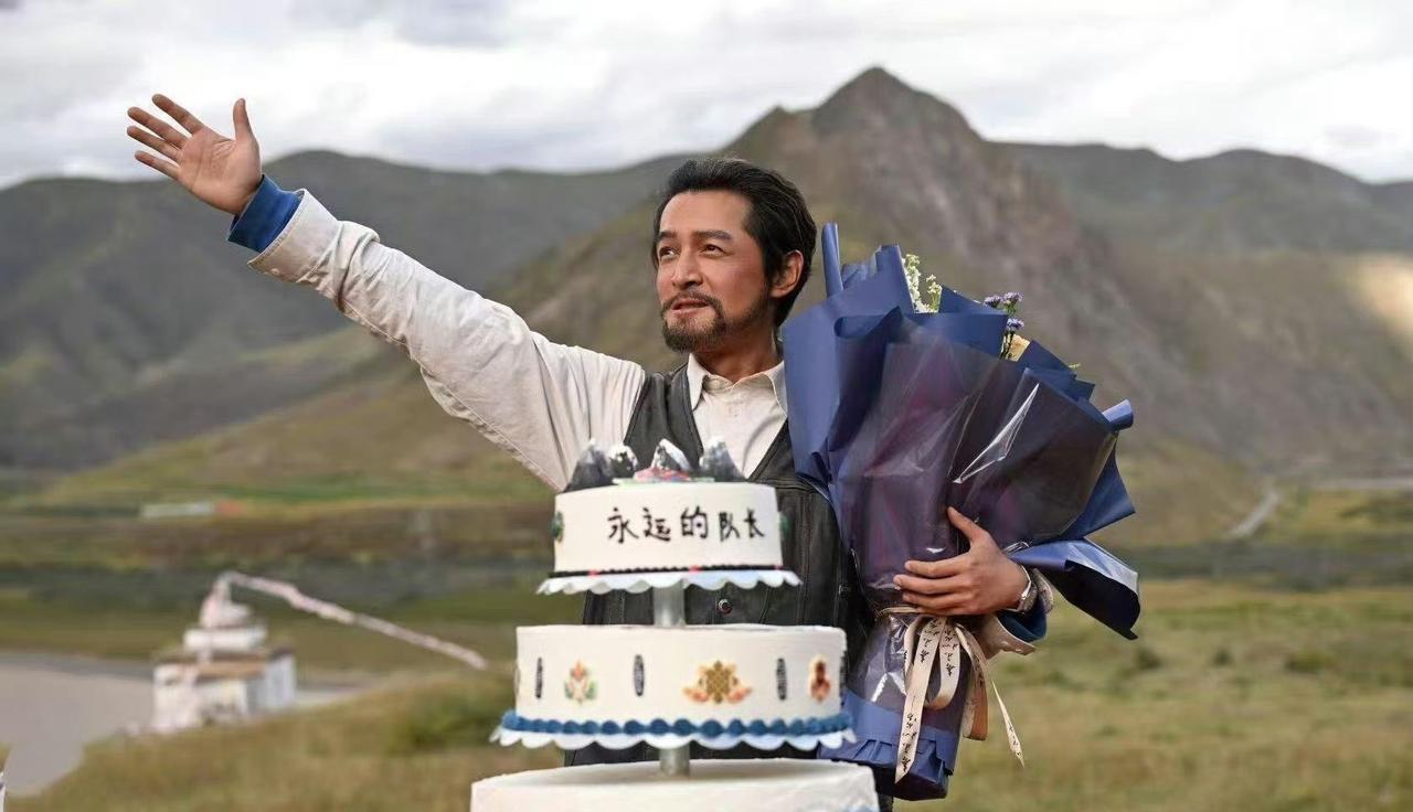 胡歌43岁了！生日是在《生命树》剧组里面过的这个剧5.2开机，到现在