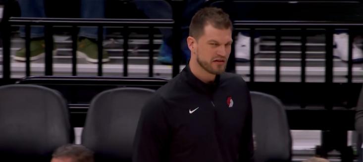 开拓者主帅对杨瀚森忍无可忍了！了解篮球的都知道，比赛打到第三节末段，球员的体