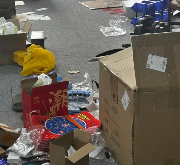 我楼下那家开了七年的淘宝店，上周关门了。老板是我朋友，巅峰时一天发三百单，雇了四