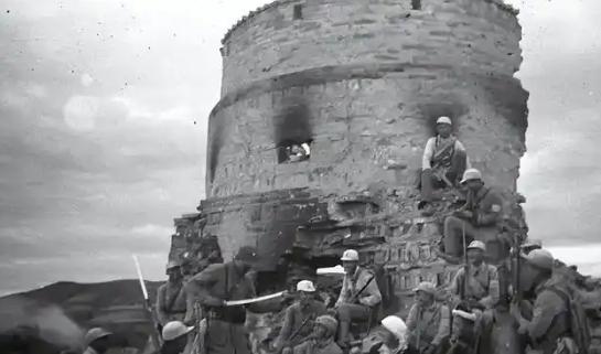 1941年，一个战士在爆破日军碉堡时，把炸药包放偏了位置，炸完后日军碉堡完好如初