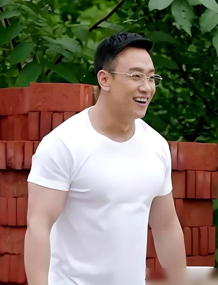 钟汉良新剧栽了，风头全被一个43岁配角抢走，弹幕都在喊：快给这哥们加戏！你去