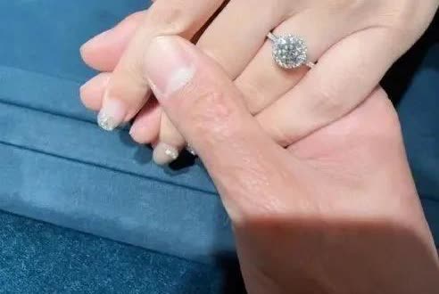 发现俞灏明不是在官宣，他是在逼婚啊！整件事很可能就是俞灏明在自作多情啊，他的官宣