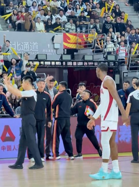 杜锋骂迪亚诺，争议都赢得满堂彩，CBA价值观撕裂太严重潘江赛后不反思输球，只